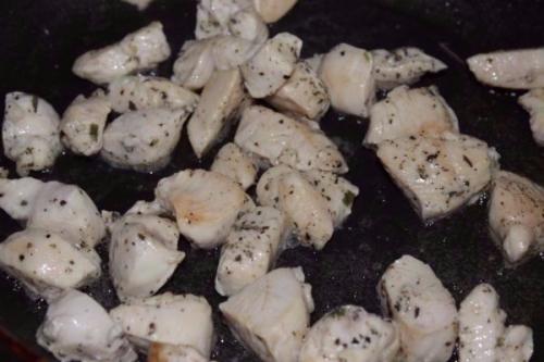 Салат из курицы и свежих овощей - отличный и быстрый ужин. 04