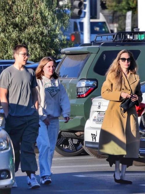 Анджелина джоли со своими 16-летними близнецами ноксом и Вивьен. 04