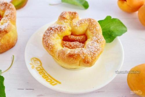 Пирожки с абрикосами.

