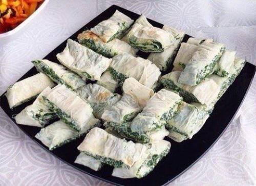 Рулет из лаваша с творогом и зеленью.

