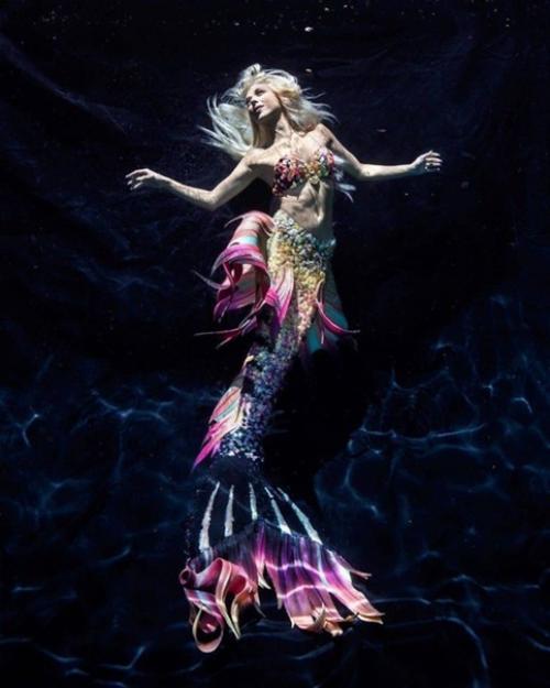 Это 35-летняя Ханна фрейзер и она работает русалкой в аквариуме Сиднея в Австралии. 09