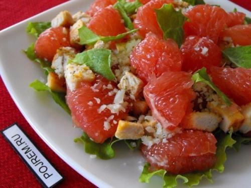Салат с грейпфрутом и курицей.