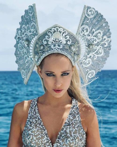 Это 35-летняя Ханна фрейзер и она работает русалкой в аквариуме Сиднея в Австралии. 02