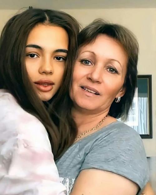 Блогерша карнавал от празднования дня рождения из-за инсульта мамы отказалась. 01