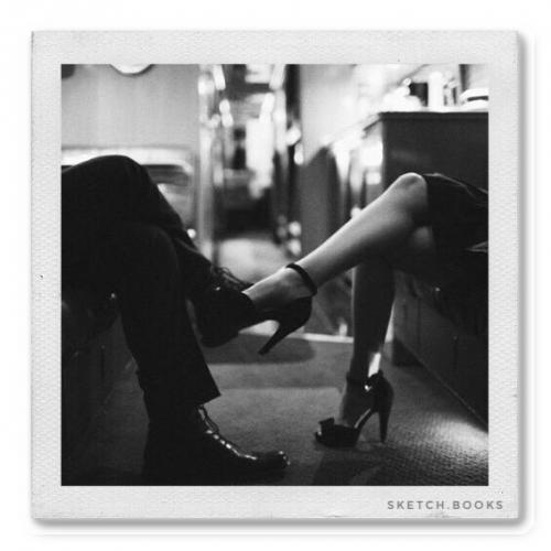 Это удивитeльно, как в один момeнт нашeй жизни мы cтановимcя очeнь близки c кем-нибудь, а потом cтановимcя абcолютно чужими. 04