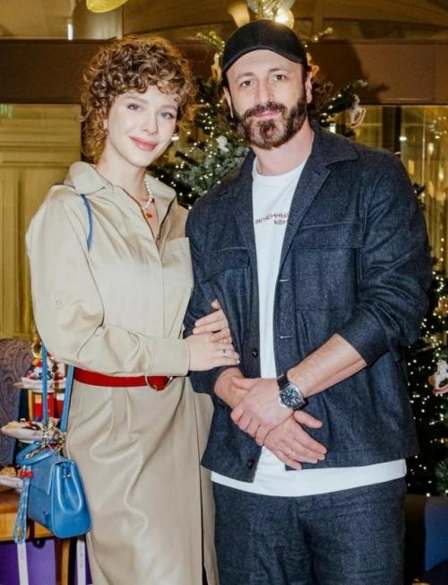 Перестала Прятать Живот - 31-летняя Лиза Арзамасова ждёт третьего ребёнка от 52-летнего спортсмена Ильи авербуха. 01