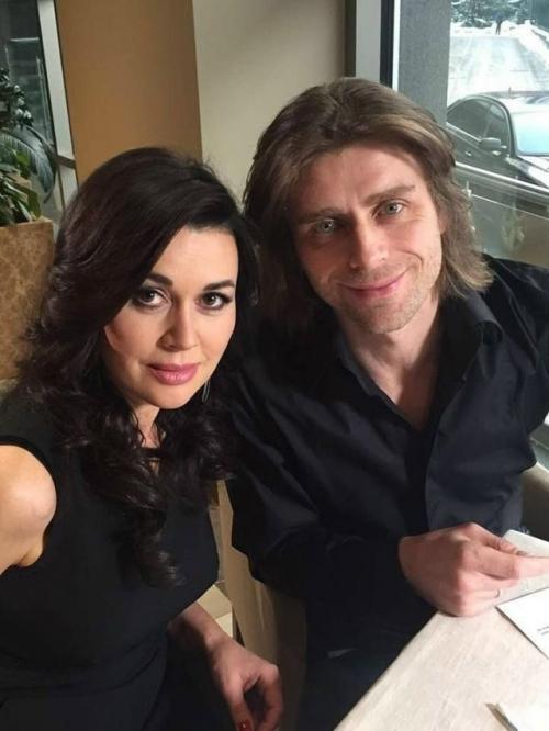 Пётр Чернышев пришёл на могилу Анастасии Заворотнюк в её день рождения. 01