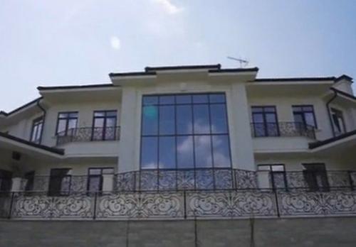 Полина гагарина провела экскурсию по шикарному загородному особняку. 02