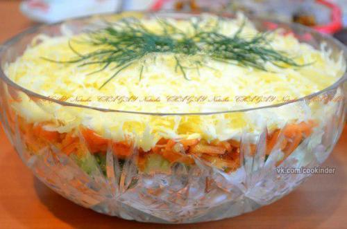 Салат с копченой курицей, корейской морковью и огурцом. 

