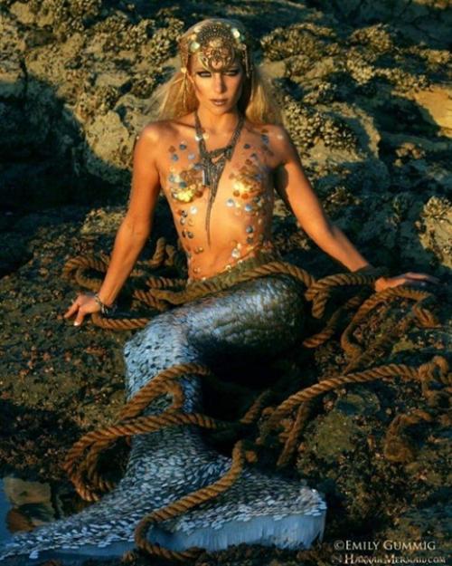 Это 35-летняя Ханна фрейзер и она работает русалкой в аквариуме Сиднея в Австралии. 01