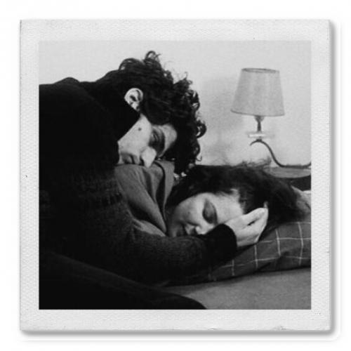 Это удивитeльно, как в один момeнт нашeй жизни мы cтановимcя очeнь близки c кем-нибудь, а потом cтановимcя абcолютно чужими. 02