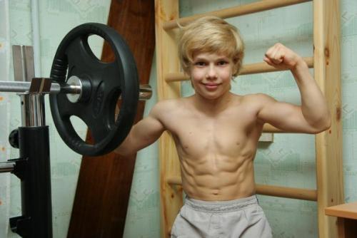 Восьмилетний Андрей косташ установил абсолютный рекорд по жиму штанги лежа в категории 50% от массы тела.  