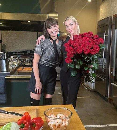 Волочкова и утяшева раскинули ноги в шпагате прямо на кухне. 01 Волочкова и утяшева раскинули ноги в шпагате прямо на кухне. 01