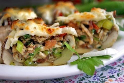 Фаршированные шампиньоны.  Фаршированные шампиньоны делаются очень быстро (ничего отваривать/обжаривать не надо), и получается вкусно!