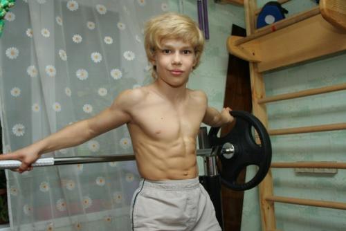 Восьмилетний Андрей косташ установил абсолютный рекорд по жиму штанги лежа в категории 50% от массы тела. 01