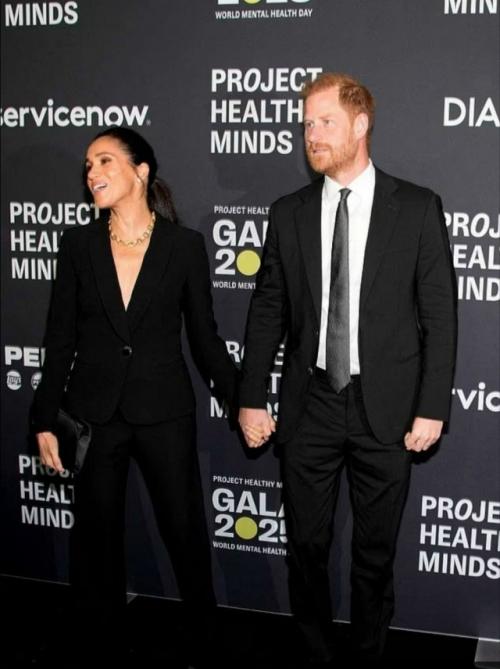 После долгого перерыва Меган маркл и принц Гарри вновь вышли в свет вместе. 01