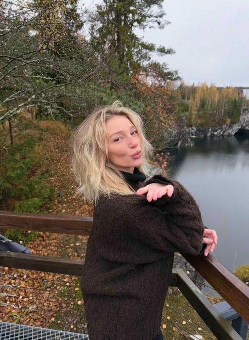 Телеведущая вновь напомнила о себе, опубликовав свежие кадры из путешествия по осенней Карелии. 04