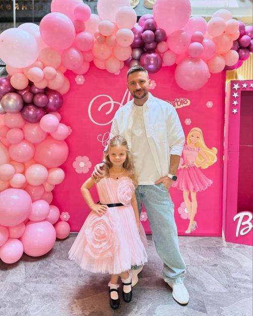Сергей Лазарев устроил дочке Анне на 6-летие незабываемый день рождения в стиле Барби. 02