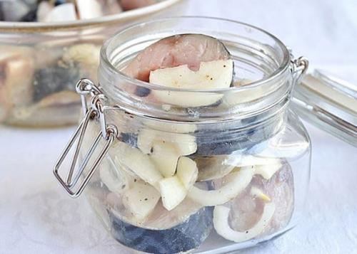 Скумбрия маринованная.  Можно, конечно, купить в супермаркете готовую маринованную скумбрию. Скумбрия маринованная.  Можно, конечно, купить в супермаркете готовую маринованную скумбрию.