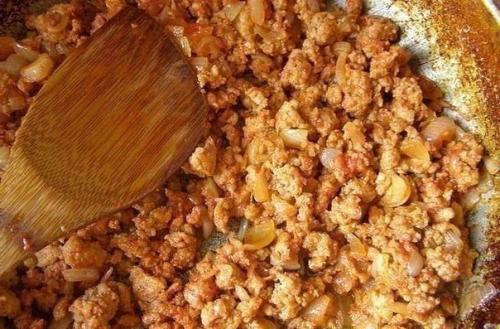 Нежная запеканка из кабачков с помидорками и фаршем. 02