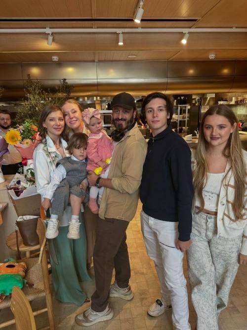 Лиза Арзамасова и Илья авербух опубликовали трогательные фотографии с празднования первого дня рождения их младшей дочери Лии. 03