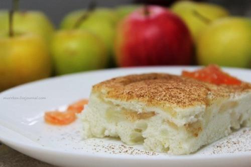 Простейший яблочный бисквит.

