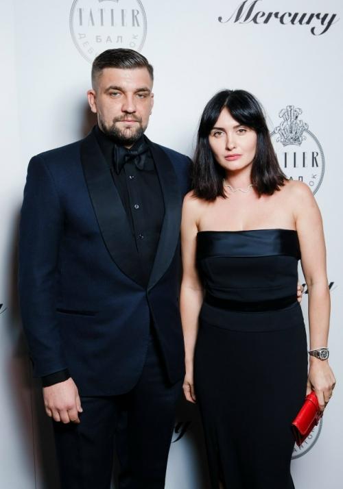 Баста рассказал, что за 18 лет брака они с женой так и не смогли полностью совпасть по характерам - и именно в этом есть особое удовольствие. 04