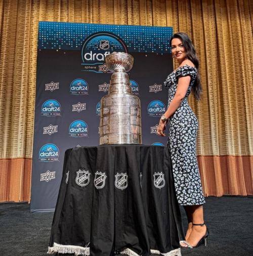 Пeвица и тeлeвeдущая Юлия Лысeнко сообщила о расставании с мужeм - хоккeистом. 02