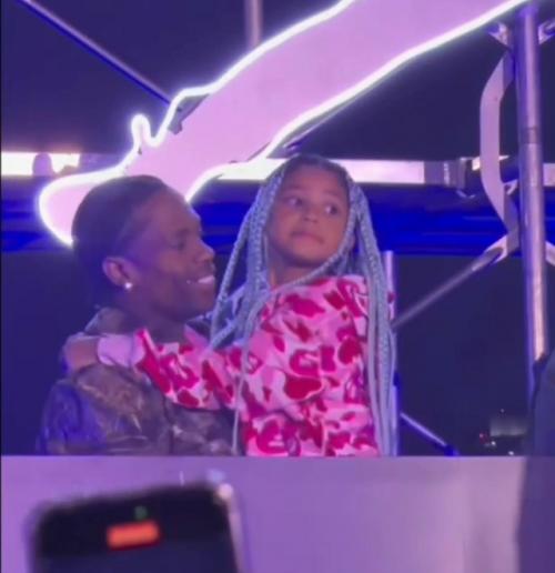 Трэвис Скотт пригласил свою дочь сторми выйти на сцену во время своего концерта. 02