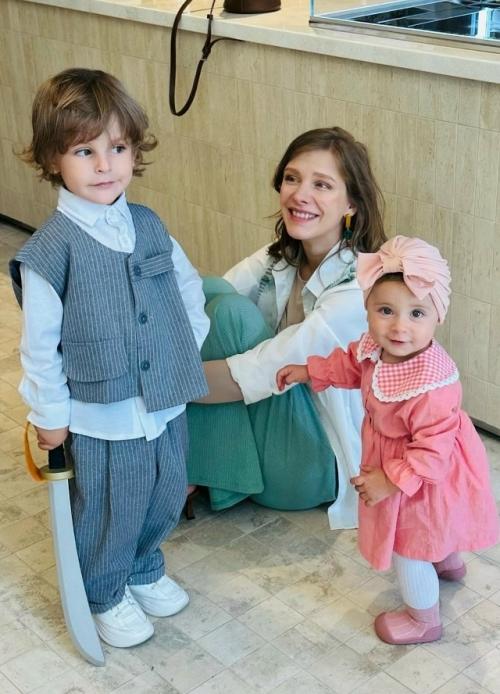 Лиза Арзамасова и Илья авербух опубликовали трогательные фотографии с празднования первого дня рождения их младшей дочери Лии. 02