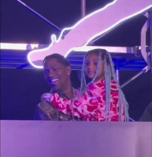 Трэвис Скотт пригласил свою дочь сторми выйти на сцену во время своего концерта. 01