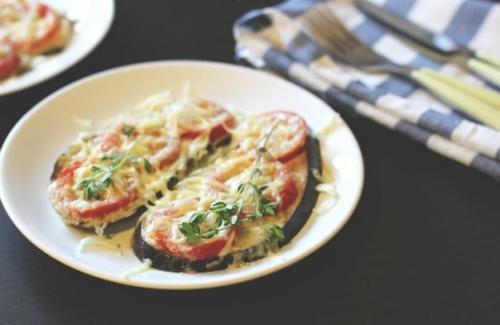 Баклажаны под помидорами с сыром.