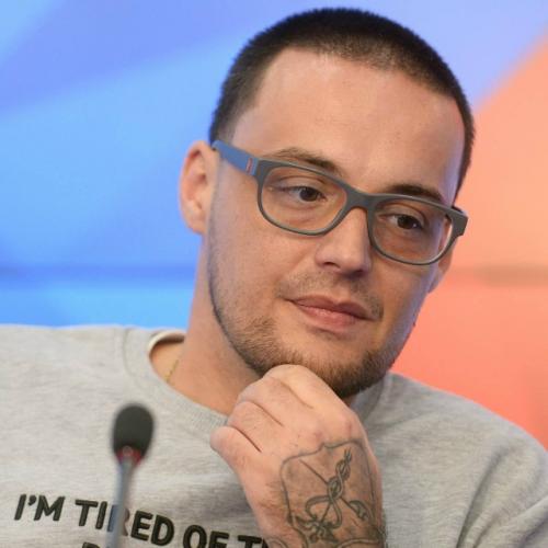 Гуф на улице после словесной перепалки из-за девушки подрался.

