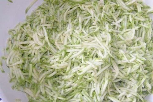 Нежная запеканка из кабачков с помидорками и фаршем. 01