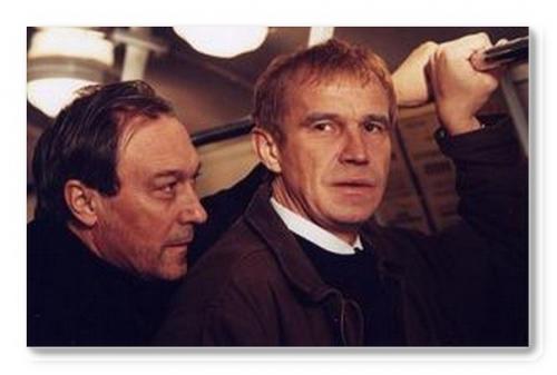 Как заделать шов между ванной и стеной! 07