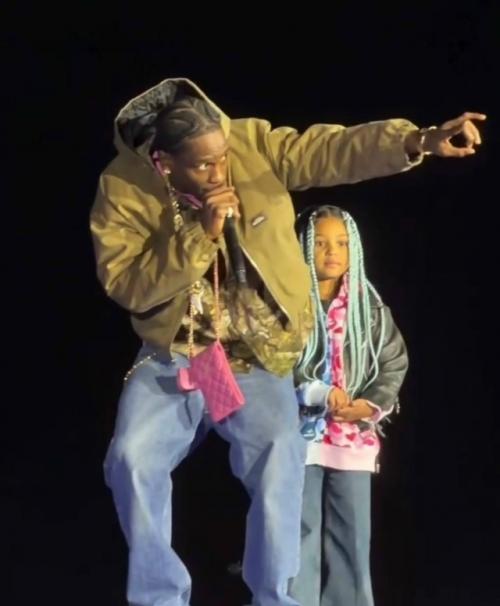 Трэвис Скотт пригласил свою дочь сторми выйти на сцену во время своего концерта.

