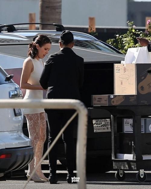 Хорошего дня с Бьянкой цензори, которая немного приоделась сверху. 03