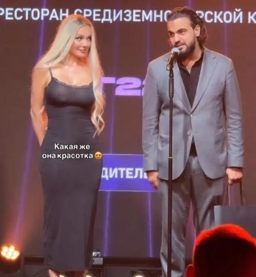 Анна седокова появилась на ресторанной премии Плавно в откровенном чёрном прозрачном платье. 02