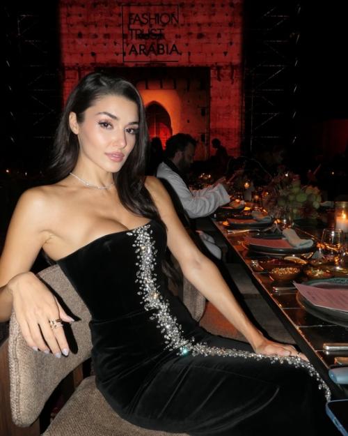 Ханде эрчел подверглась критике за свои откровенные наряды. 02