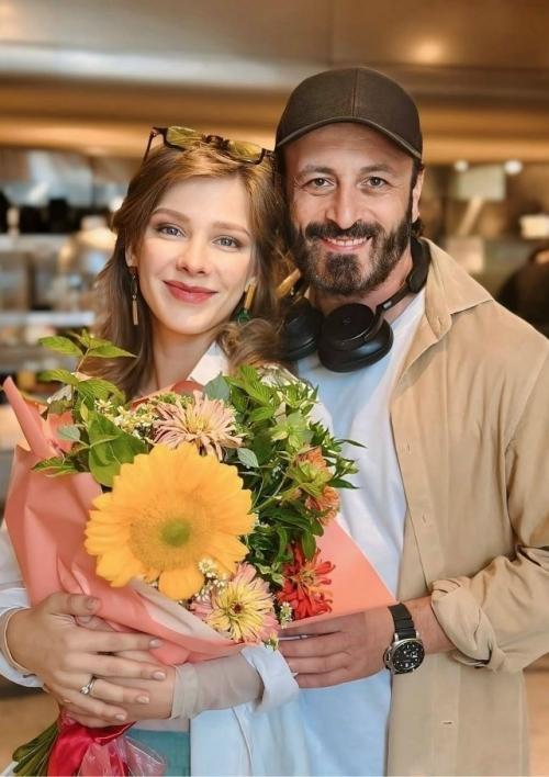 Лиза Арзамасова и Илья авербух опубликовали трогательные фотографии с празднования первого дня рождения их младшей дочери Лии. 01