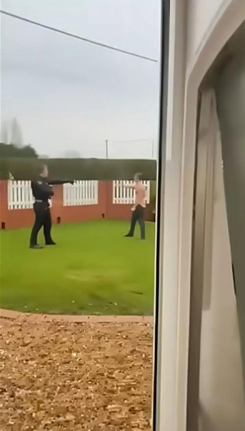 Я изначально задался вопросом: а зачем вообще нужна такая дверь, ведь она картонная, вряд ли сможет спасти от проникновения в дом. 01