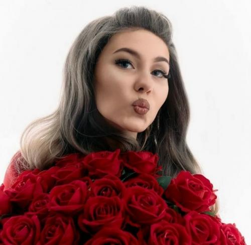 18-Летняя Лидия Чистякова (Ray), дочь певицы глюкозы, объявила о смене творческого направления. 01