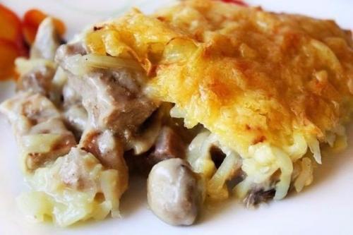 Восхитительная курица с грибами, запечённая под картофельной шубой.

