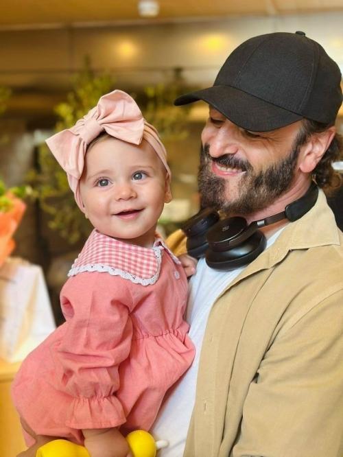 Лиза Арзамасова и Илья авербух опубликовали трогательные фотографии с празднования первого дня рождения их младшей дочери Лии. 

