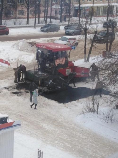 В Кольчугино решили укладывать асфальт прямо в снег. 01