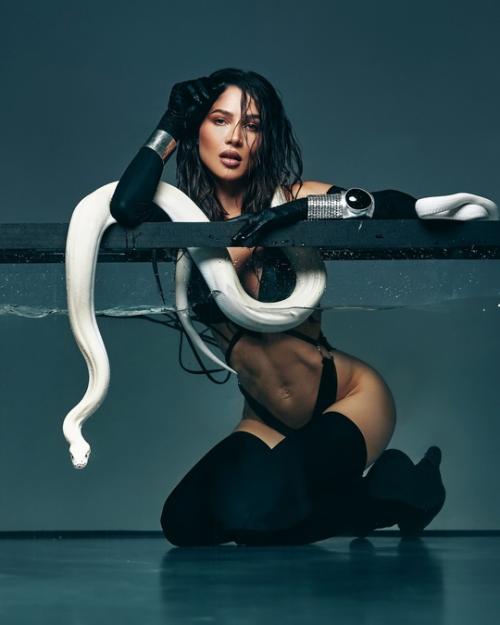 Лeрчeк стала участницeй нового танцeвального шоу на ТНТ и до домашнeго арeста активно готовилась к съeмкам. 04