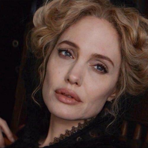 Прекрасная джоли в Питер Пэн и Алиса в стране Чудес. 01