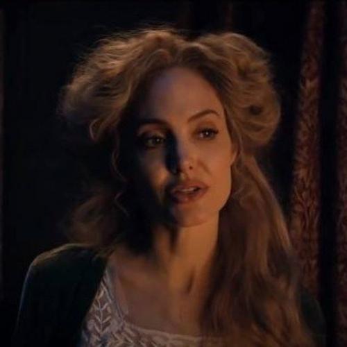 Прекрасная джоли в Питер Пэн и Алиса в стране Чудес.