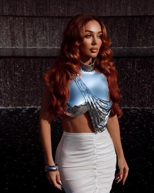 Неузнаваемая Анна седокова провела фотосессию в металлическом топе. 01