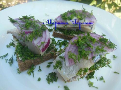 Бутерброды с маринованной селедкой и луком. 01